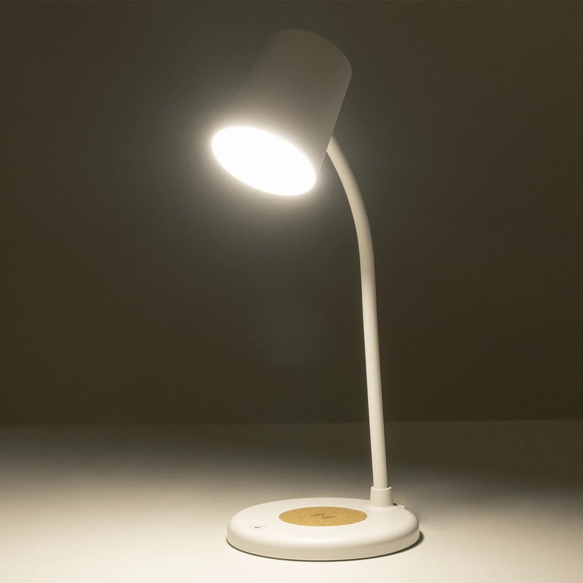 GLOBOSTAR® LUCORA 76555 Μοντέρνο Επιτραπέζιο Φωτιστικό Γραφείου με Ασύρματη Φόρτιση 10W 2A & 4W Bluetooth Ηχείο LED 3W 300lm 120° DC 5V με USB-C IP20 Ρυθμιζόμενο Λευκό CCT με Αφή 2700K/4500K/6000K Dimmable - Sanan SMD Chip - Λευκό - Μ12 x Π12 x Υ34cm -... - ledmania.gr