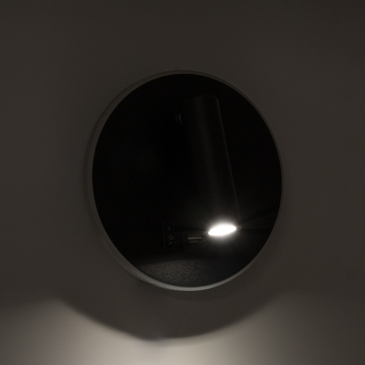 GLOBOSTAR® LADY-R 60938 Μοντέρνο Φωτιστικό Τοίχου - Απλίκα Ξενοδοχείου Reading Light με Φορτιστή USB 3A LED 6W 600lm 36° & 360° AC 220-240V IP20 Φυσικό Λευκό 4500K - Bridgelux COB Chip & TÜV SÜD Driver - Μαύρο Ματ - Μ15 x Π15 x Υ7cm - 3 Χρόνια Εγγύηση