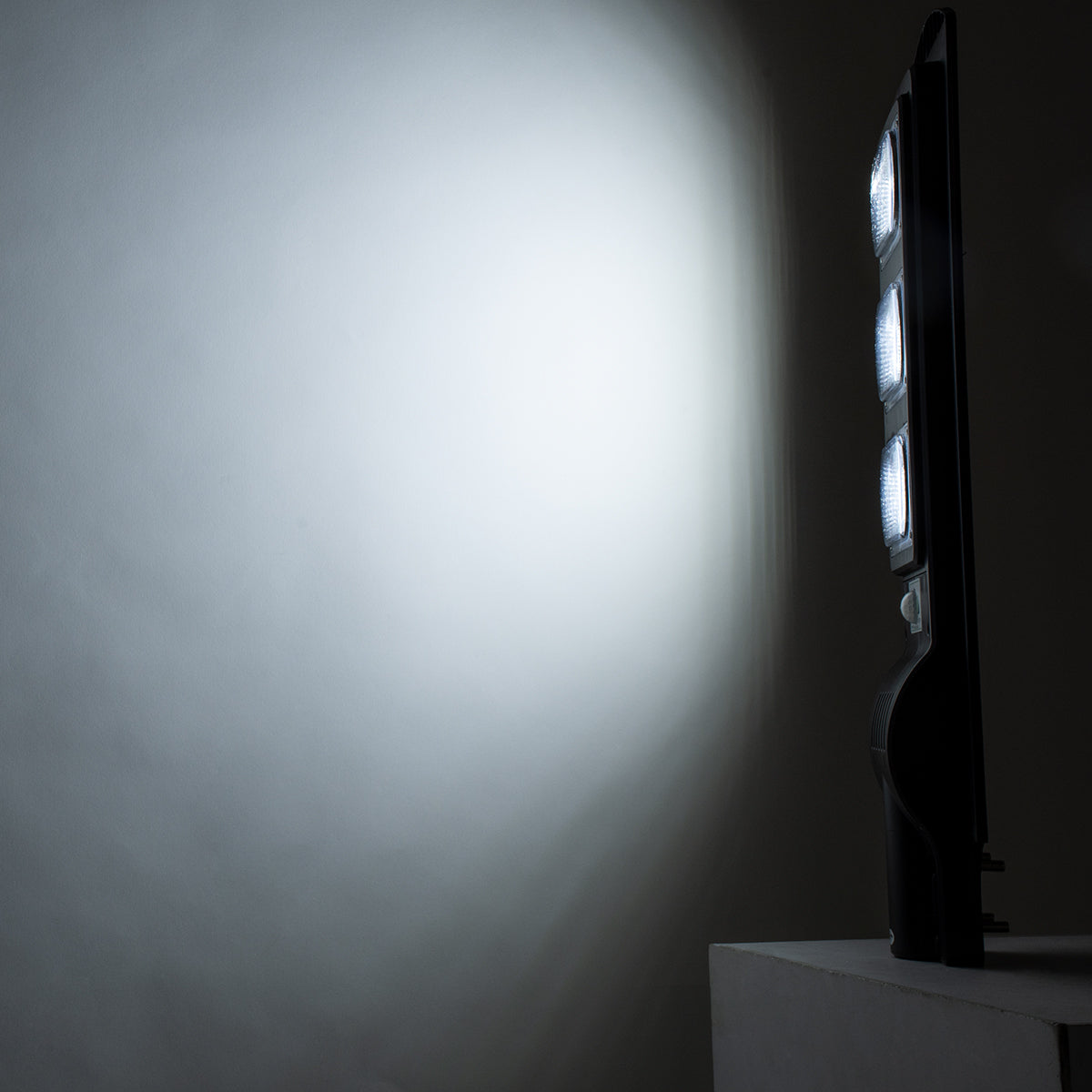 GLOBOSTAR® STREETB 85343 Φωτιστικό Δρόμου LED 90W 4500lm 120° DC 5V με Ενσωματωμένο Φωτοβολταϊκό Panel 6V 12W & Επαναφορτιζόμενη Μπαταρία Li-ion 3.2V 12000mAh με Αισθητήρα Κίνησης-Ημέρας-Νύχτας Αδιάβροχο IP65 Ψυχρό Λευκό 6000K - Μαύρο - Μ24 x Π63 x Υ6c... - ledmania.gr