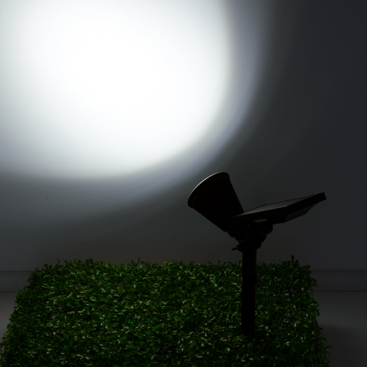 GloboStar® 85710 Μαύρο Προβολάκι Σποτ Κήπου Πλαστικό Καρφωτό LED HIGH POWER 8W 800lm με Ενσωματωμένη Μπαταρία 2200mAh - Φωτοβολταϊκό Πάνελ με Αισθητήρα Ημέρας-Νύχτας Αδιάβροχo IP67 Ψυχρό Λευκό 6000K - ledmania.gr