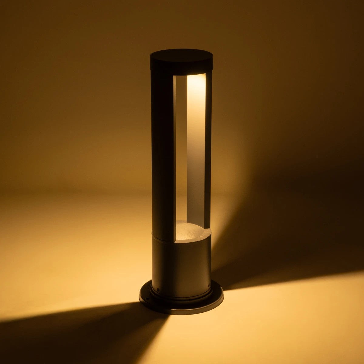 GLOBOSTAR® KIPARIO 90542 Φωτιστικό Κολωνάκι Κήπου LED 15W 1500lm 60° AC 220-240V Αδιάβροχο IP65 Θερμό Λευκό 2700K - Γκρι Ανθρακί - Μ20 x Π20 x Υ58cm - 3 Χρόνια Εγγύηση - ledmania.gr