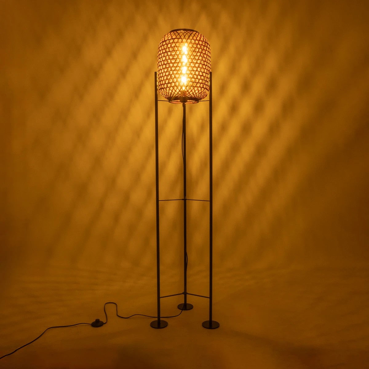 GloboStar® CURACAO 999-0041 Μοντέρνο Επιδαπέδιο Φωτιστικό Μονόφωτο 1 x E27 IP20 Μαύρο Μέταλλο με Καφέ Ξύλο - Μ30 x Π30 x Υ165cm