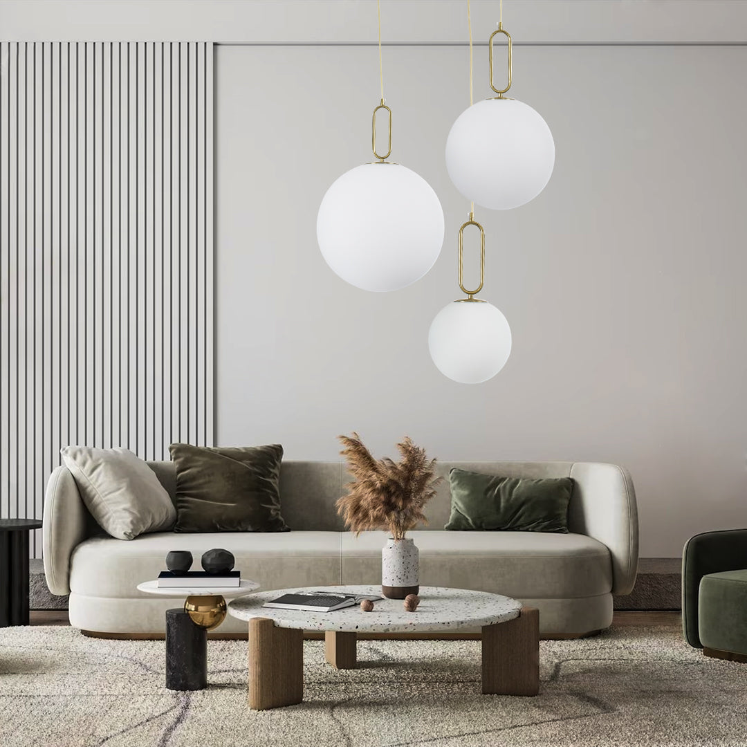 GloboStar® BELLISSIMO 61487 Μοντέρνο Κρεμαστό Φωτιστικό Οροφής Μονόφωτο 1 x E27 Γαλακτερή Γυάλινη Μπάλα με Μεταλλικό Επιχρυσωμενό Πλατίνα Σώμα Φ30 x Υ52cm - ledmania.gr