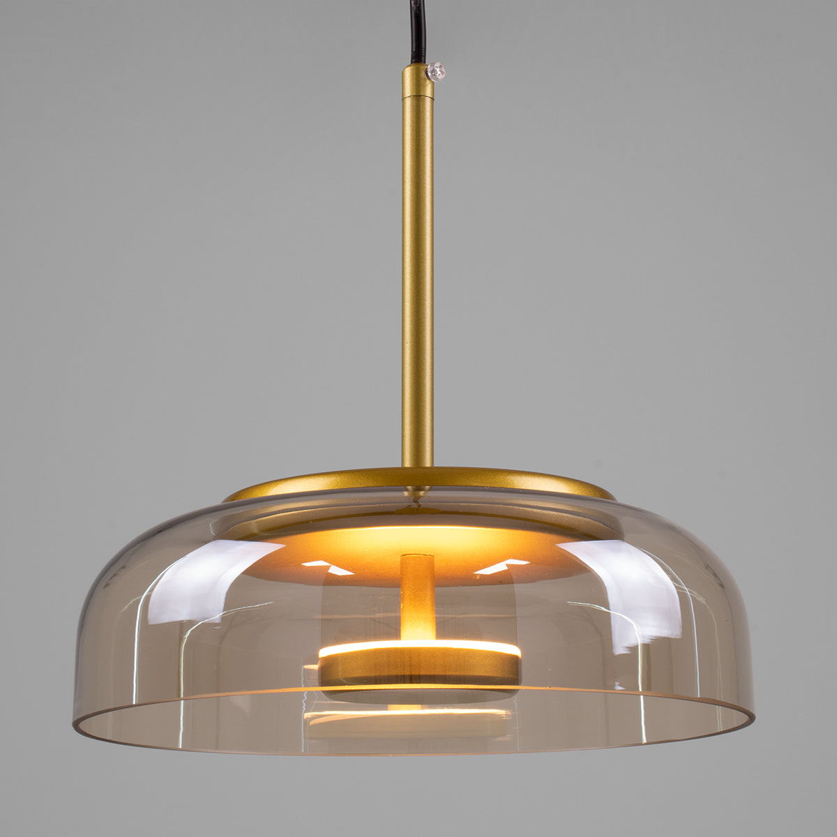 GloboStar® CHARLOTTE 00744 Μοντέρνο Κρεμαστό Φωτιστικό Οροφής Μονόφωτο Μελί Γυάλινο Χρυσό Μεταλλικό CREE LED 5W 500lm 180° AC 85-265V Θερμό Λευκό 2700K Φ23 x Υ23cm - ledmania.gr
