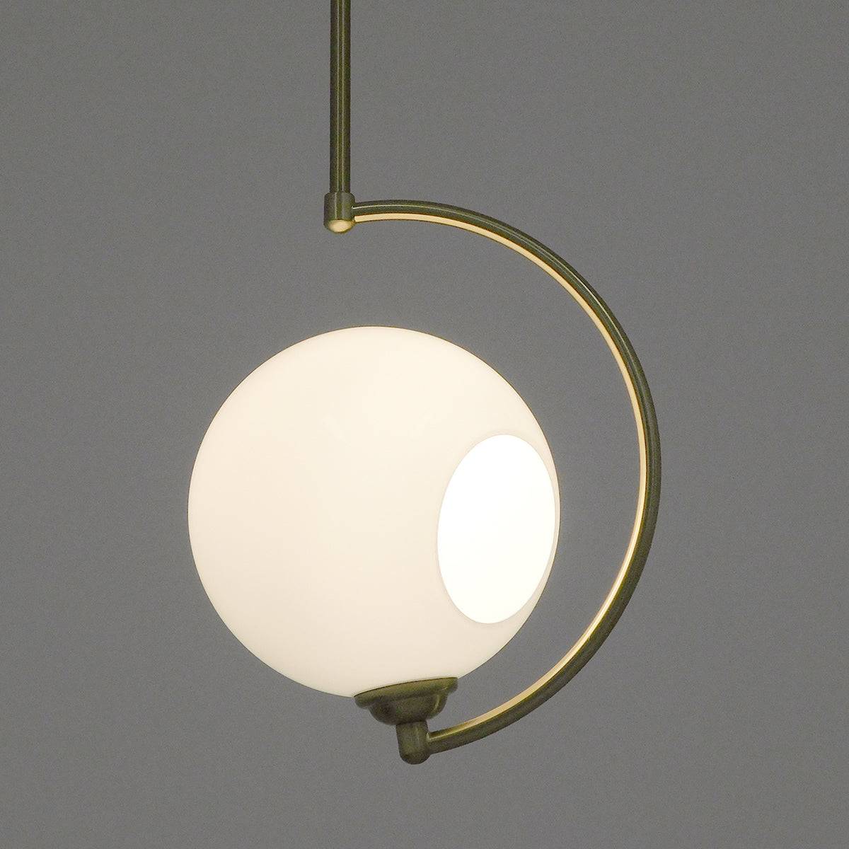 GloboStar® ISLA 00898 Μοντέρνο Κρεμαστό Φωτιστικό Οροφής Μονόφωτο Λευκό Glossy με Χρυσό Βραχίονα Μεταλλικό Φ20 x Y33cm - ledmania.gr