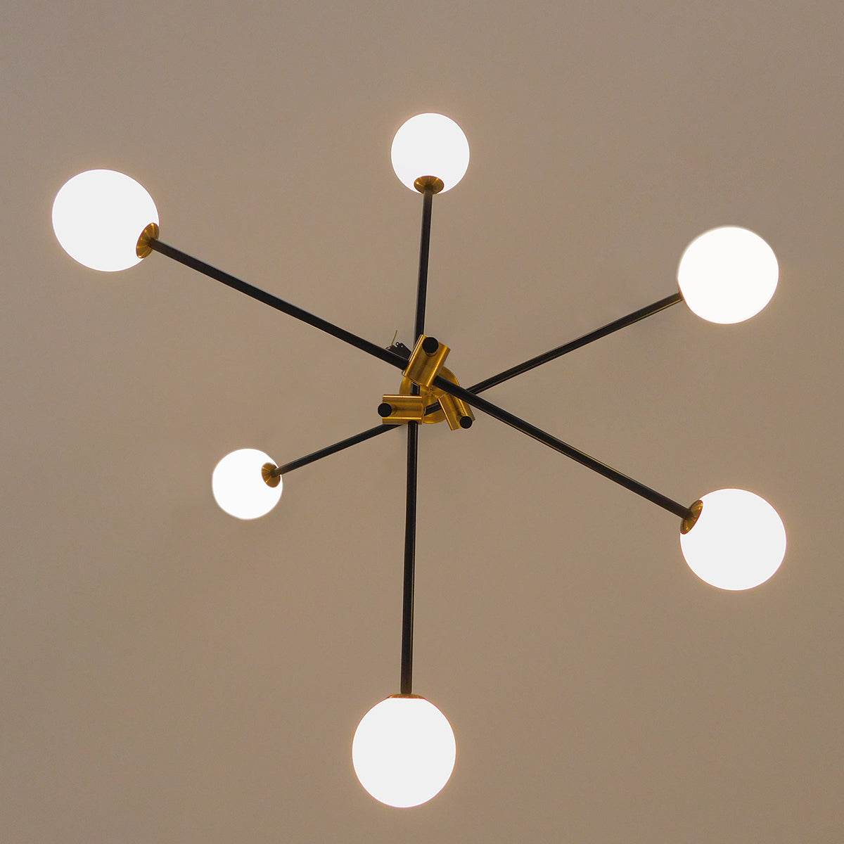 GloboStar® VELVET 00994 Μοντέρνο Industrial Φωτιστικό Οροφής Πολύφωτο Μαύρο Χρυσό Μεταλλικό Φ80 x Y85cm - ledmania.gr