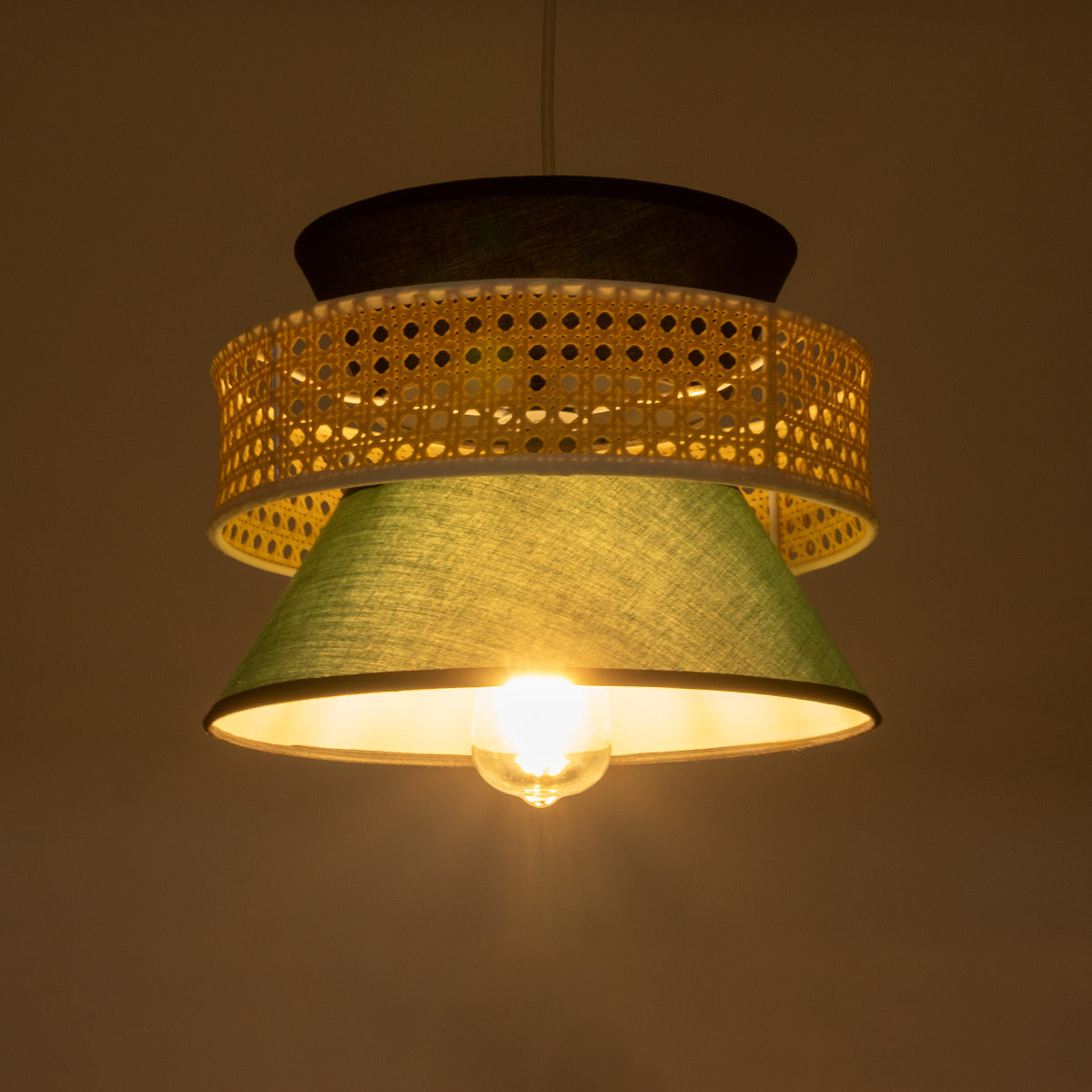 GloboStar® SAIGE 01915 Boho Κρεμαστό Φωτιστικό Οροφής Μονόφωτο 1 x E27 AC220-240V IP20 - Φ30 x Υ22cm - Μπεζ Μπαμπού Πλέγμα με Πράσινο και Μαύρο Υφασμάτινο Καπέλο - 5 Χρόνια Εγγύηση - ledmania.gr
