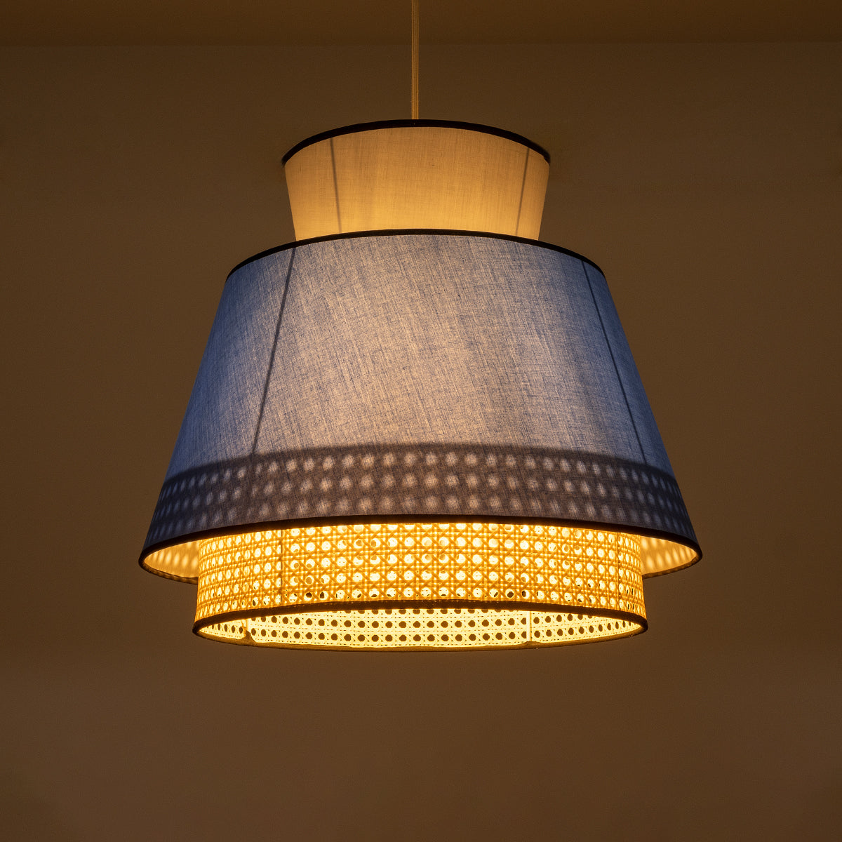 GloboStar® SAIGE 01918 Boho Κρεμαστό Φωτιστικό Οροφής Μονόφωτο 1 x E27 AC220-240V IP20 - Φ50 x Υ45cm - Μπεζ Μπαμπού Πλέγμα με Μπλε και Γκρι Υφασμάτινο Καπέλο - 5 Χρόνια Εγγύηση - ledmania.gr