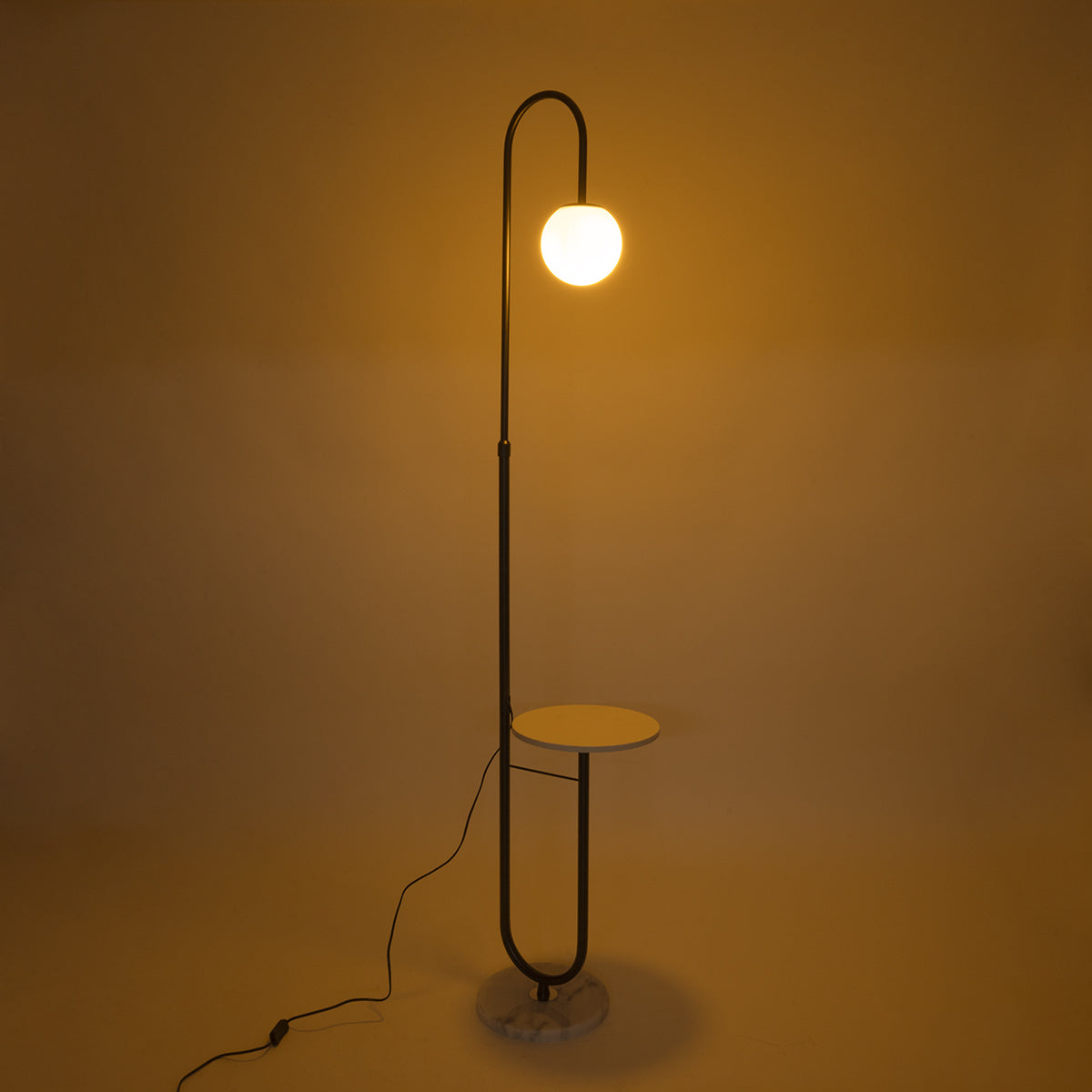 GloboStar® CORDELIA 02026 Μοντέρνο Επιδαπέδιο Φωτιστικό Τραπεζάκι Μονόφωτο 1 x E27 AC220-240V IP20 - Μ30 x Π38 x Υ180cm - Μαύρο με Λευκό Μεταλλικό & Γυάλινη Γαλακτερή Μπάλα - 5 Χρόνια Εγγύηση - ledmania.gr
