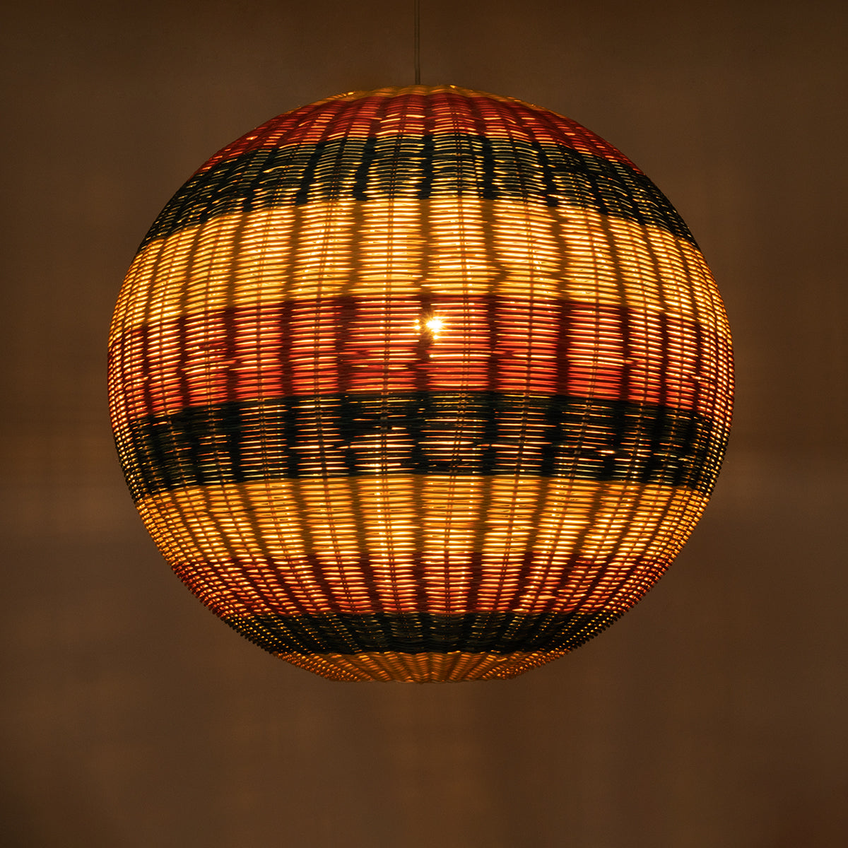GloboStar® CABALLEROS 02064 Boho Κρεμαστό Φωτιστικό Οροφής Μονόφωτο 1 x E27 AC220-240V IP20 - Φ100 x Υ100cm - Μπλε με Κίτρινο και Κόκκινο Μπαμπού Πλέγμα Μπάλα - 5 Χρόνια Εγγύηση - ledmania.gr
