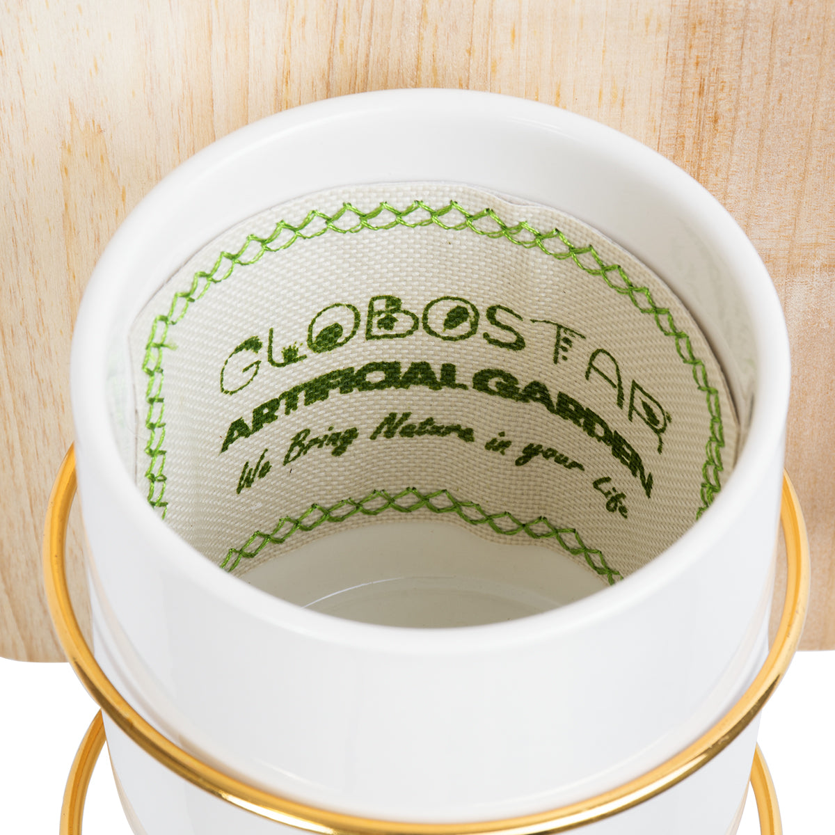 GloboStar® Artificial Garden IKARIA 20472 Επιτοίχιο Πήλινο Κεραμικό Κασπώ Γλάστρα με Ξύλινη Βάση - Flower Pot Μπεζ με Λευκό & Χρυσό Φ13cm x Υ23cm - ledmania.gr