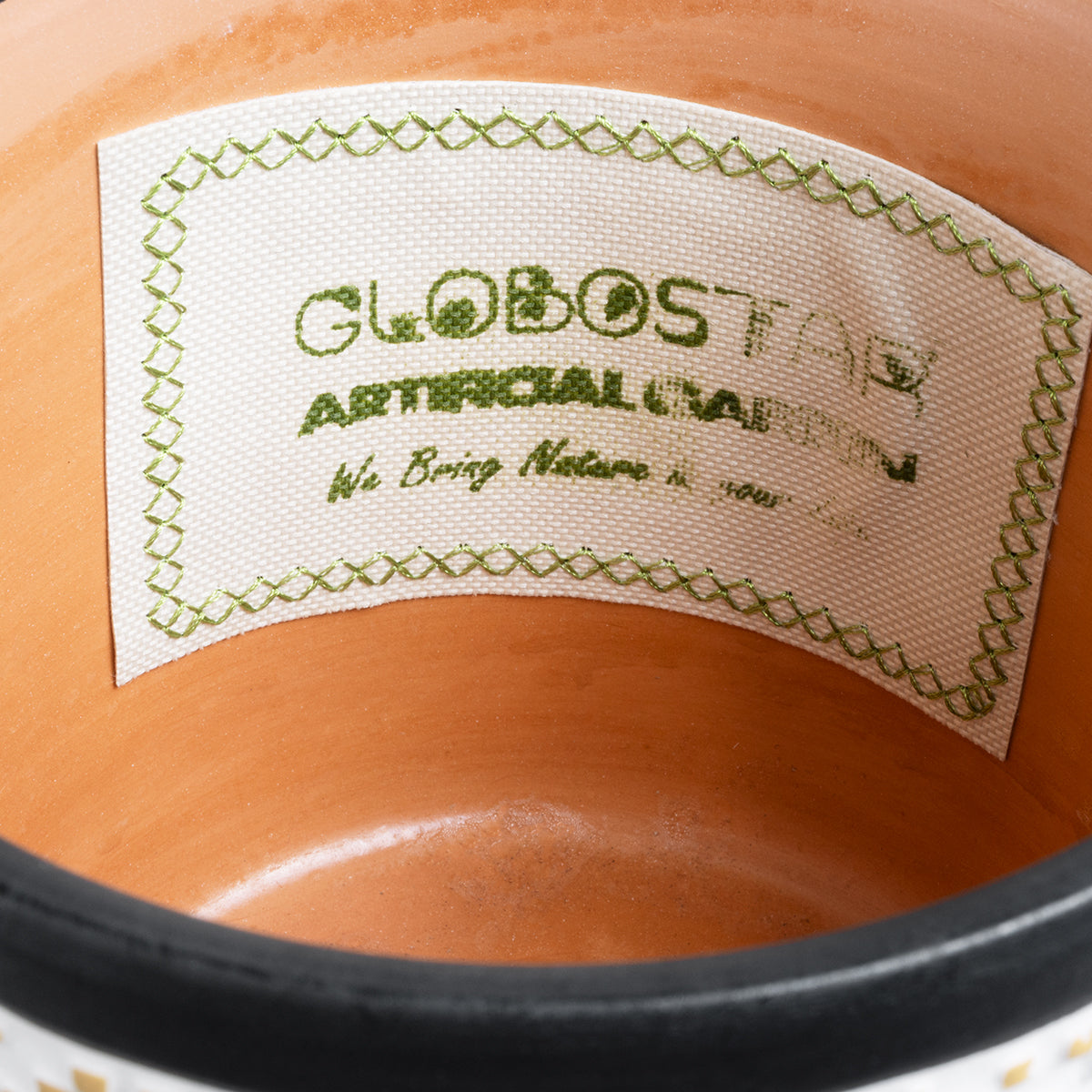GloboStar® Artificial Garden VARANASI 20524 Διακοσμητικό Κεραμικό Κασπώ Γλάστρα - Flower Pot Χρυσό με Λευκό και Μαύρο Φ14.5 x Υ13cm - ledmania.gr
