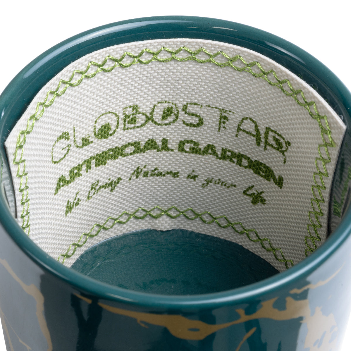 GloboStar® Artificial Garden TALLINN 20546 Κρεμαστό Διακοσμητικό Κεραμικό Κασπώ Γλάστρα - Flower Pot Πράσινο με Χρυσές Λεπτομέρειες και Μπεζ Ξύλινη Βάση Φ10 x Υ40cm - ledmania.gr