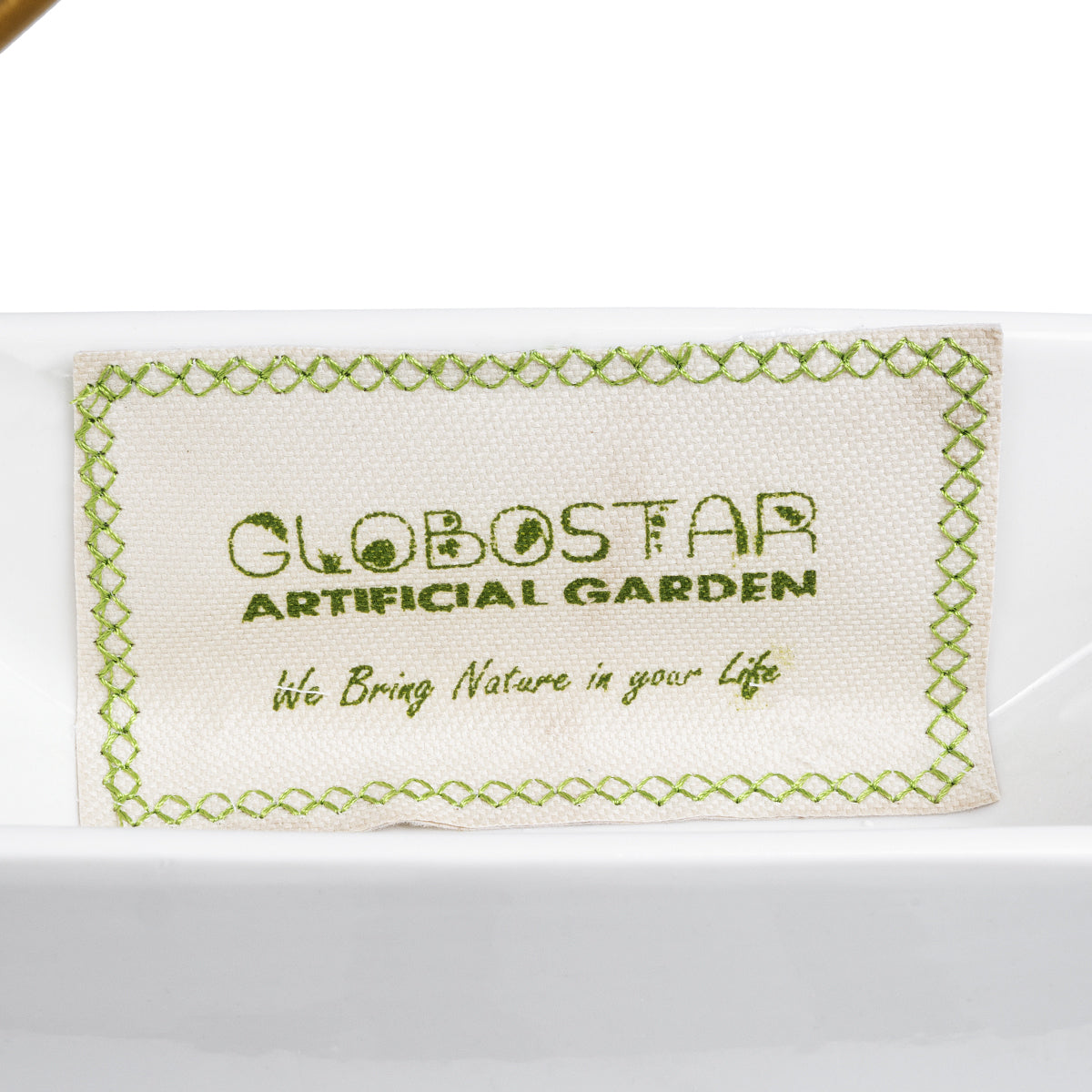 GloboStar® Artificial Garden MANDRITE 20556 Διακοσμητικό Κεραμικό Κασπώ Γλάστρα - Flower Pot Λευκό με Χρυσό Μεταλλικό Πλέγμα και Καφέ Ξύλινη Βάση Μ18 x Π10 x Υ18cm - ledmania.gr