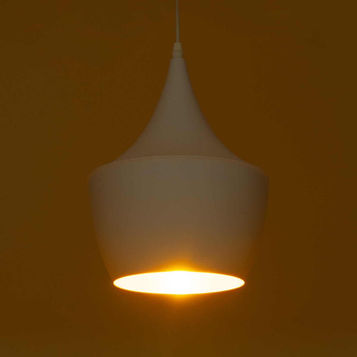 GloboStar® SHANGHAI WHITE 01026-A Μοντέρνο Κρεμαστό Φωτιστικό Οροφής Μονόφωτο 1 x E27 Λευκό Μεταλλικό Καμπάνα Φ25 x Υ30cm - ledmania.gr
