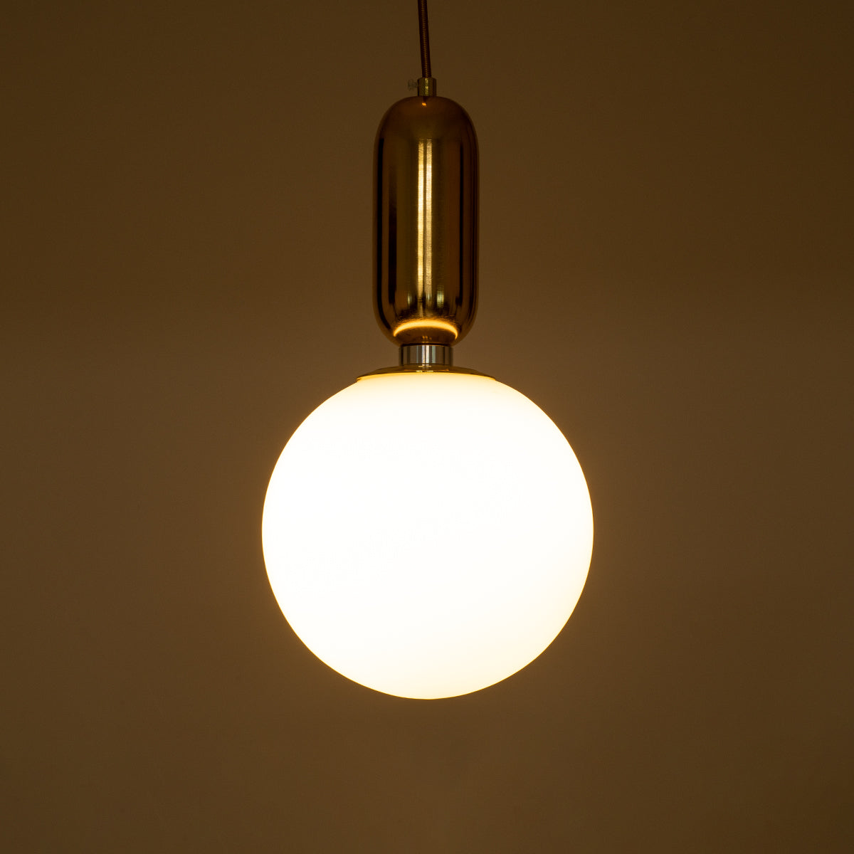 GloboStar® ESTETICO 61492 Μοντέρνο Κρεμαστό Φωτιστικό Οροφής Μονόφωτο 1 x E27 Γαλακτερή Γυάλινη Μπάλα με Μεταλλικό Επιχρυσωμενό Πλατίνα Σώμα Φ20 x Υ38cm - ledmania.gr