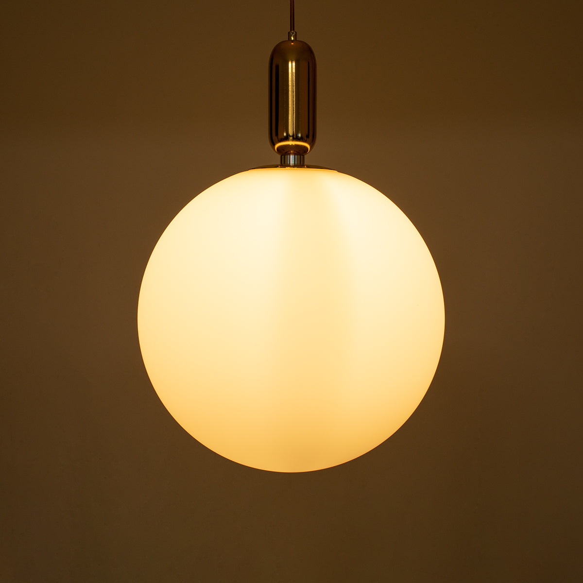 GloboStar® ESTETICO 61494 Μοντέρνο Κρεμαστό Φωτιστικό Οροφής Μονόφωτο 1 x E27 Γαλακτερή Γυάλινη Μπάλα με Μεταλλικό Επιχρυσωμενό Πλατίνα Σώμα Φ40 x Υ58cm - ledmania.gr