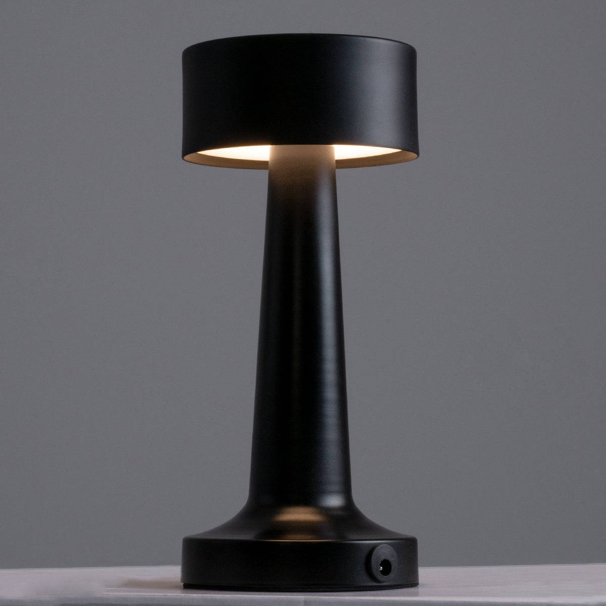 GloboStar® BELLA 76503 Μοντέρνο Επιτραπέζιο Φωτιστικό Πορτατίφ LED 1.5W 105lm 120° DC 5V Επαναφορτιζόμενο με Μπαταρία Li-ion 1800mAh - Διακόπτη Αφής με 3 Εντάσεις Φωτισμού Θερμό Λευκό 2700K Dimmable - Φ9 x 21cm - Μαύρο - ledmania.gr