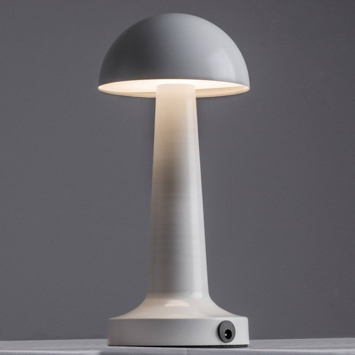 GloboStar® COCO 76508 Μοντέρνο Επιτραπέζιο Φωτιστικό Πορτατίφ LED 1.5W 105lm 120° DC 5V Επαναφορτιζόμενο με Μπαταρία 1800mAh - Διακόπτη Αφής με 3 Εντάσεις Φωτισμού Θερμό Λευκό 2700K Dimmable - Φ10 x 22cm - Λευκό - ledmania.gr