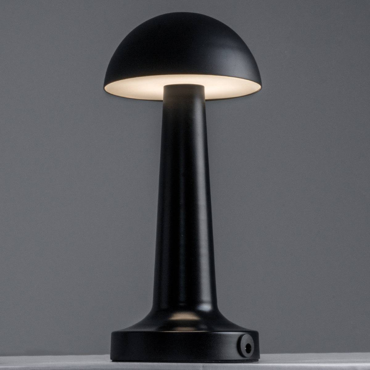 GloboStar® COCO 76509 Μοντέρνο Επιτραπέζιο Φωτιστικό Πορτατίφ LED 1.5W 105lm 120° DC 5V Επαναφορτιζόμενο με Μπαταρία Li-ion 1800mAh - Διακόπτη Αφής με 3 Εντάσεις Φωτισμού Θερμό Λευκό 2700K Dimmable - Φ10 x 22cm - Μαύρο - ledmania.gr