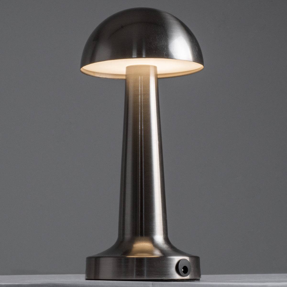 GloboStar® COCO 76510 Μοντέρνο Επιτραπέζιο Φωτιστικό Πορτατίφ LED 1.5W 105lm 120° DC 5V Επαναφορτιζόμενο με Μπαταρία Li-ion 1800mAh - Διακόπτη Αφής με 3 Εντάσεις Φωτισμού Θερμό Λευκό 2700K Dimmable - Φ10 x 22cm - Ασημί - ledmania.gr