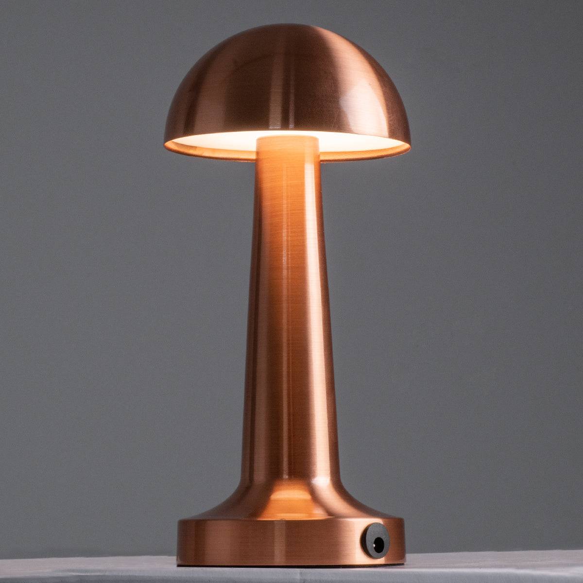 GloboStar® COCO 76511 Μοντέρνο Επιτραπέζιο Φωτιστικό Πορτατίφ LED 1.5W 105lm 120° DC 5V Επαναφορτιζόμενο με Μπαταρία Li-ion 1800mAh - Διακόπτη Αφής με 3 Εντάσεις Φωτισμού Θερμό Λευκό 2700K Dimmable - Φ10 x 22cm - Χάλκινο - ledmania.gr