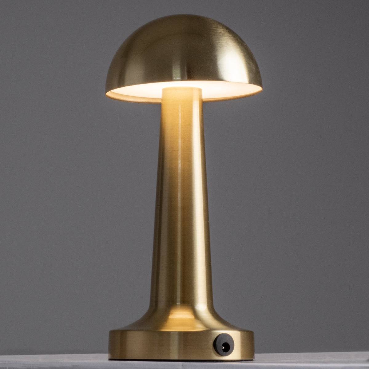 GloboStar® COCO 76512 Μοντέρνο Επιτραπέζιο Φωτιστικό Πορτατίφ LED 1.5W 105lm 120° DC 5V Επαναφορτιζόμενο με Μπαταρία Li-ion 1800mAh - Διακόπτη Αφής με 3 Εντάσεις Φωτισμού Θερμό Λευκό 2700K Dimmable - Φ10 x 22cm - Χρυσό - ledmania.gr