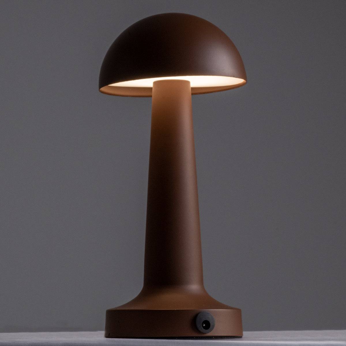 GloboStar® COCO 76513 Μοντέρνο Επιτραπέζιο Φωτιστικό Πορτατίφ LED 1.5W 105lm 120° DC 5V Επαναφορτιζόμενο με Μπαταρία Li-ion 1800mAh - Διακόπτη Αφής με 3 Εντάσεις Φωτισμού Θερμό Λευκό 2700K Dimmable - Φ10 x 22cm - Σκούρο Καφέ - ledmania.gr